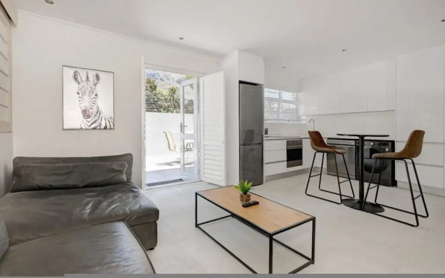 Spacious One Bed Table Mountain Views