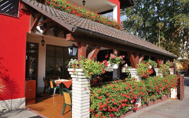 Отель Korona Pension And Restaurant Хевиз вид на фасад