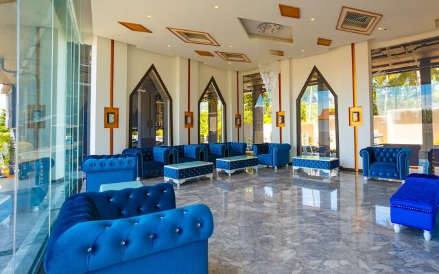 Отель Aristo 2 Beach Front - by Holy Cow 212
