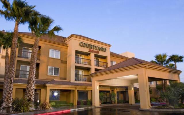 Отель Courtyard Milpitas Silicon Valley вид на фасад