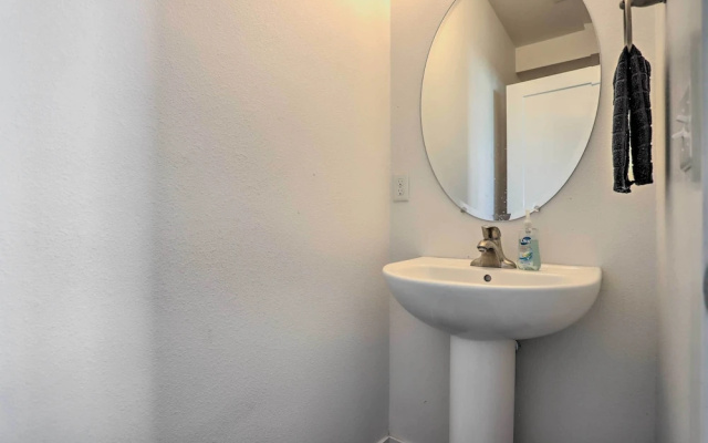 Spacious Denver Townhome Near Central Park!