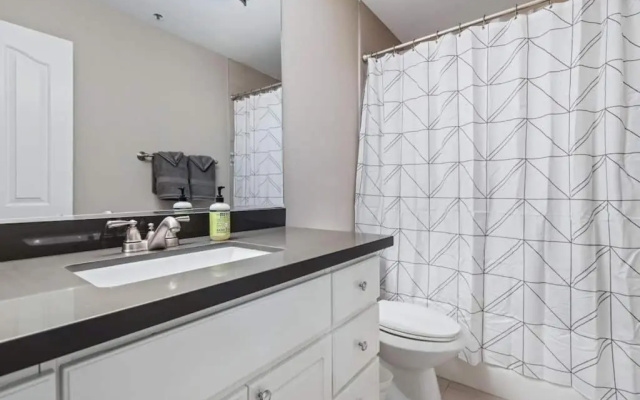 Beautiful Newly Remodeled 2-bdrm Biltmore Condo!
