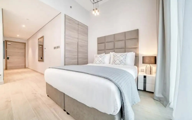 Bright Studio With Mesmerizing Canal And City View