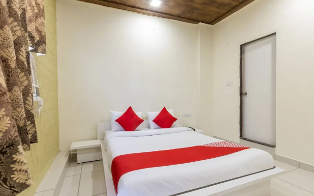 Oyo 27653 Savoy Suites