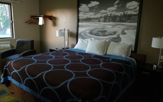 Super 8 by Wyndham Keokuk in Keokuk, United States of America from 90$, photos, reviews - zenhotels.com guestroom
