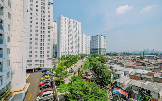 Nice And Strategic Studio At Bassura City Apartment