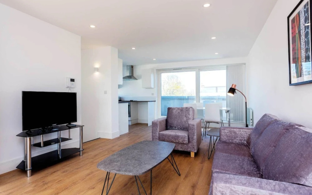 Modern Apartment in London With River Graveney Nearby