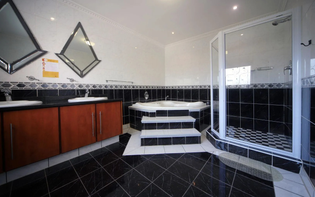 Savoy Lodge Cape Town