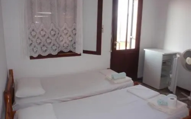 Meraklis Rooms