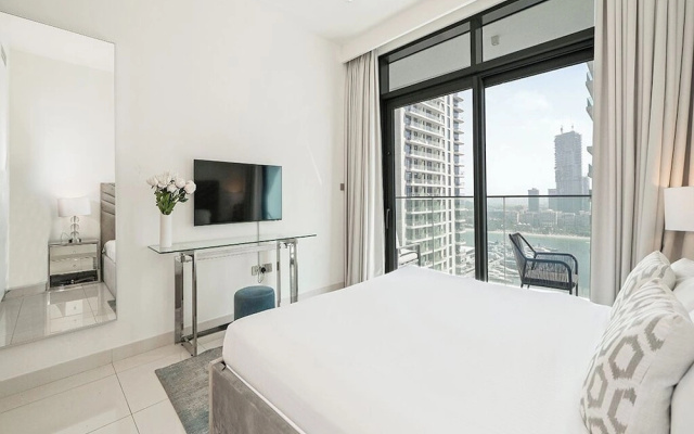 Beachfront Living Marina Skyline Views