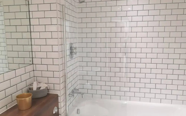 Stylish 1 Bedroom Apartment Near Clifton Triangle
