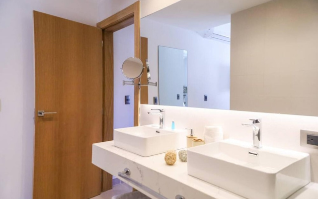 Spacious Modern Apartment With Private Picuzzi