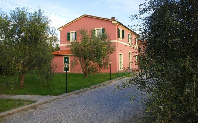 Отель Agriturismo alle Serre Сарцана вид на фасад