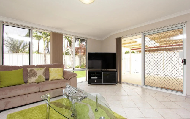 Adare House - Perth Holiday Homes