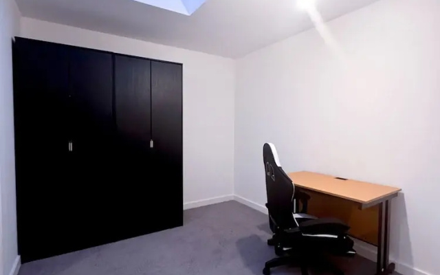 2 Bed Flat - Sleeps 4 - Parking - Wifi