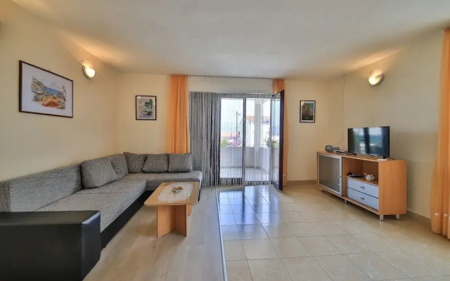 Cozy Beachfront Holiday Home Slatine