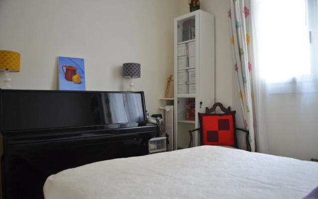 Bright Montmartre 1 Bedroom Flat