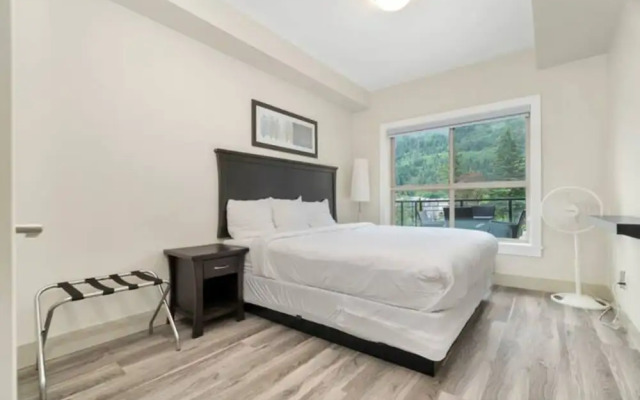Modern 4BR Penthouse With Lake Views