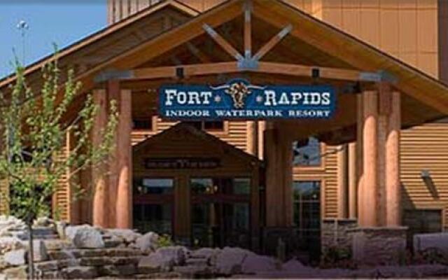 Отель Fort Rapids Indoor Waterpark Resort вид на фасад