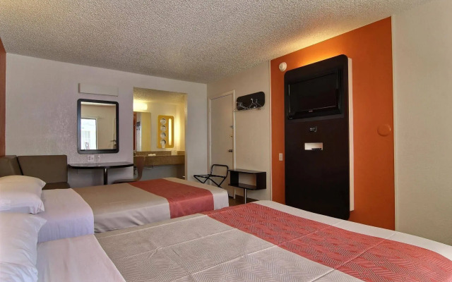 Motel 6 Albuquerque - Coors Road
