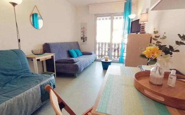 agréable studio avec terrasse à150m de la plage