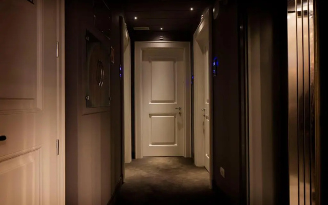 Отель The FRAME Hotel