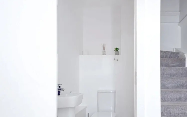 Cosy 2 Bedroom 2 Bath Apartment With Free Parking