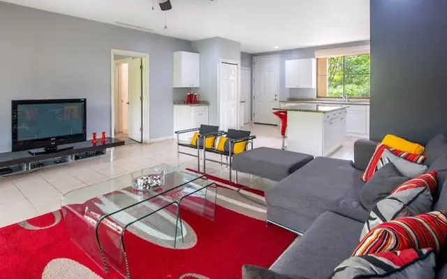 3rd-floor Space with modern decor recently renovated viewing over pool in Coco