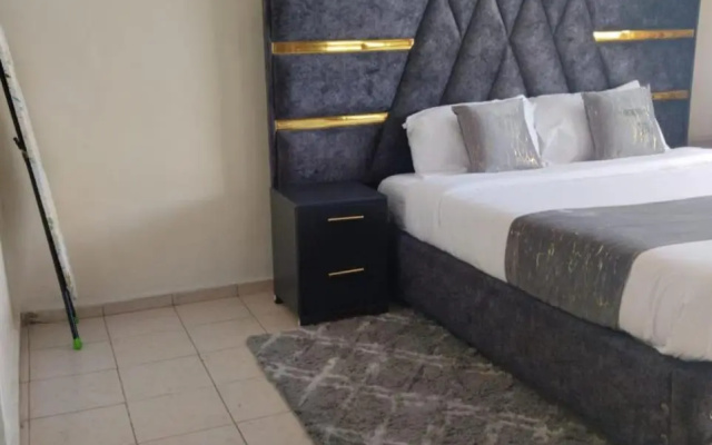 Exquisite 2BR Ensuite Apartment near Rupa Mall