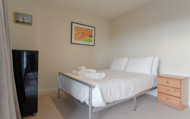 Апартаменты Charming 2 Bedroom Apartment Next to Maltby Market комната для гостей