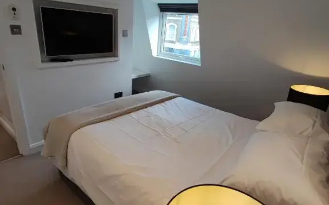 Modern 2 Bedroom Flat with private outdoor terrace
