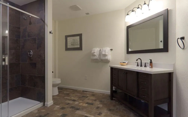 The NuWray Hotel & Carriage House