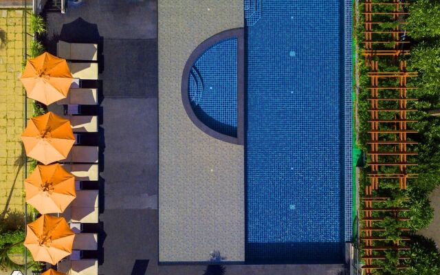 New Square Patong Hotel вид на фасад