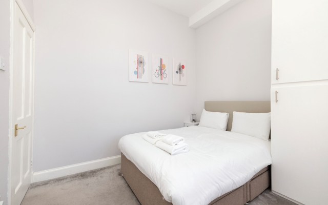 Elegant 2-Bed Flat with Edinburgh Charm