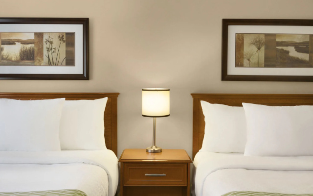Colonial Square Inn & Suites