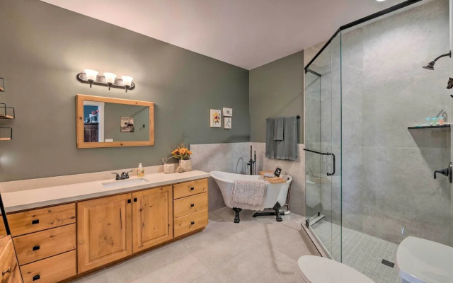 Large, Cozy Midway Studio w/ Mountain Views!