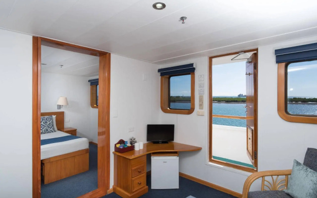Captain Cook Cruises Fiji - Reef Endeavour