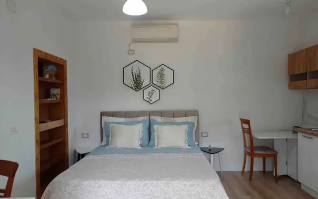 Entire unit near beach access to garden