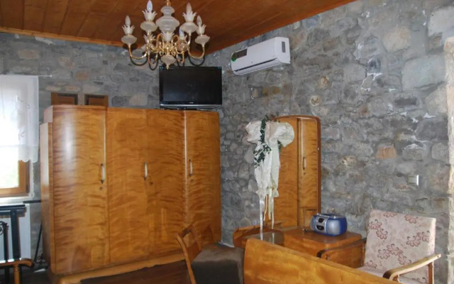 Chora Samothrakis, House with courtyard