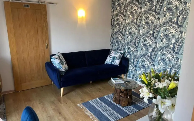 Unique One Bedroom Guest House with Free Parking