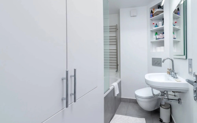 Spacious 2BR in West Kensington by GuestReady