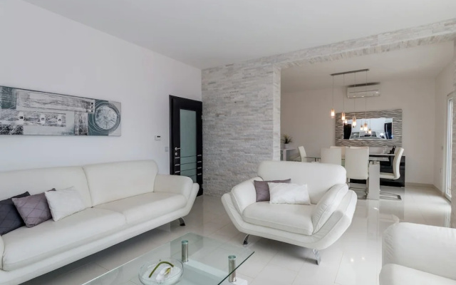 Beautiful Modern Apartment with Balcony And Stunning Sea View