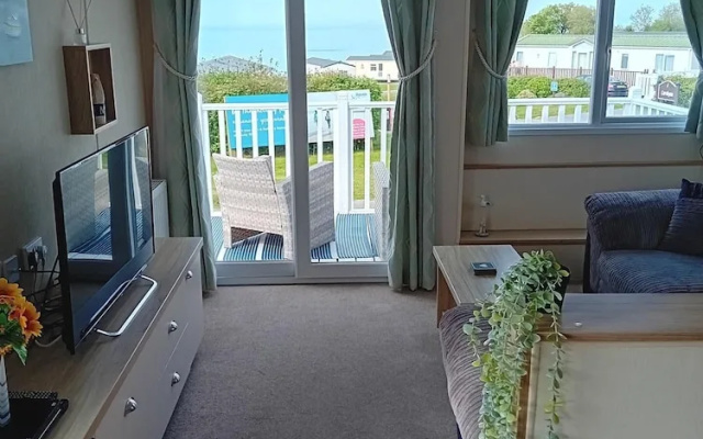 Cozy Chalet Sleeps 4 With Garden