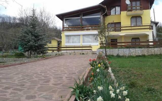 Отель Guest House Megas вид на фасад