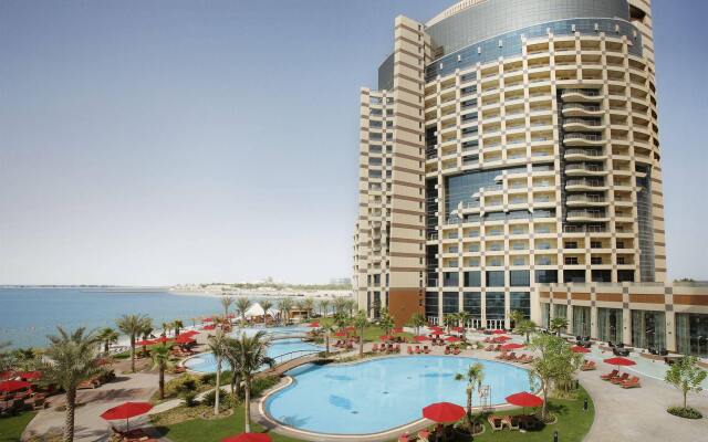 Отель Khalidiya Palace Rayhaan by Rotana бассейн