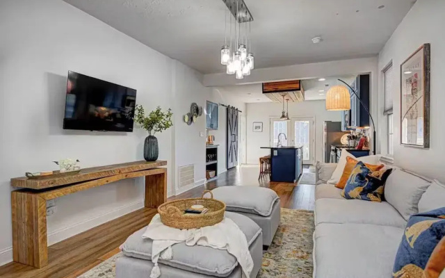 Spacious Home for Groups with Hot Tub in Indy