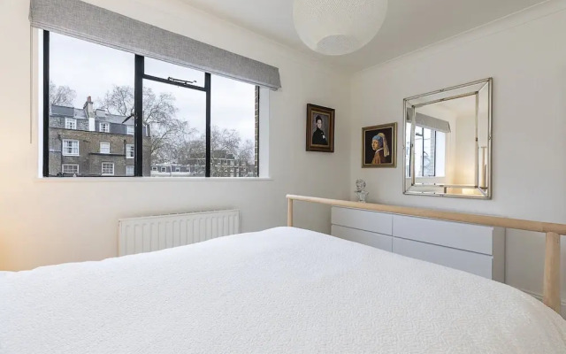 Modern 2BR Flat Minutes From Kensington Gardens