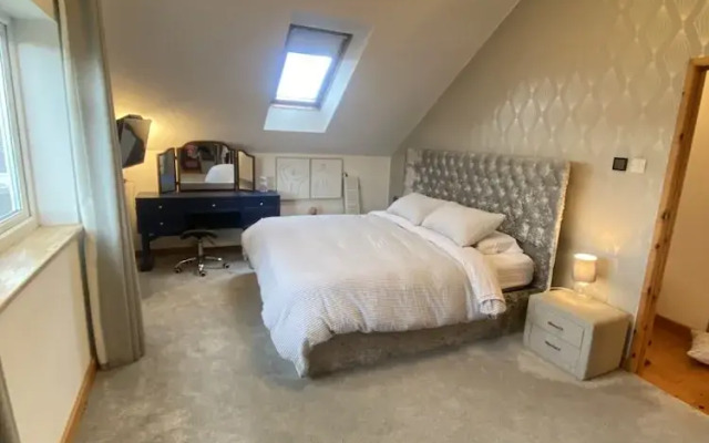 3 Bedroom House, Hot Tub,torbay, Sleeps 6, Parking