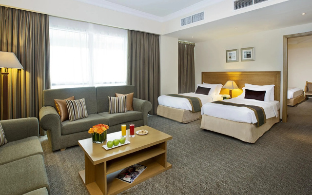 Отель DoubleTree by Hilton Dubai Port Saeed