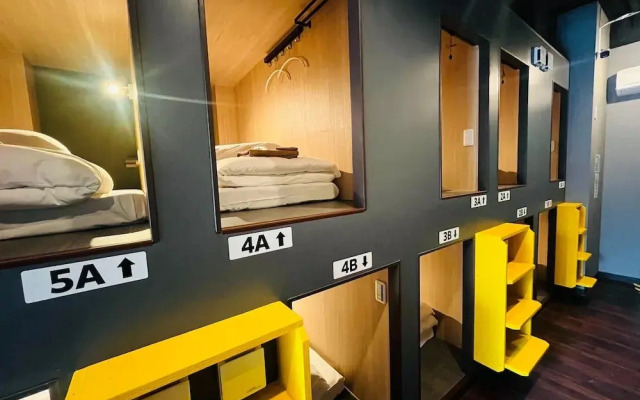 Otemachi Kamon Hotel - Caters to Men - Hostel